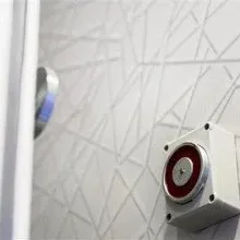 ventouse électromagnétique sur un mur texturé clair.
