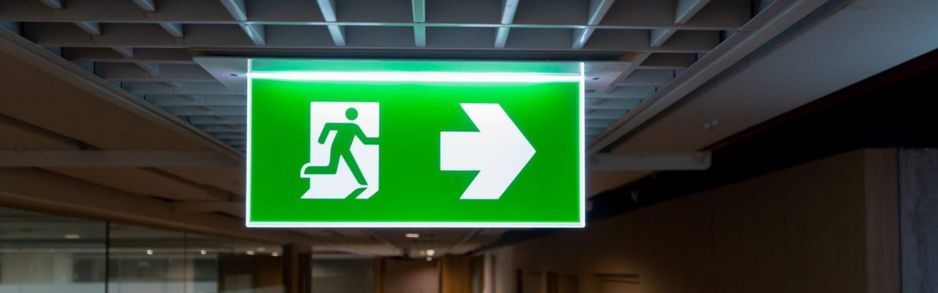 Panneau de sortie avec flèche indiquant la direction à suivre.