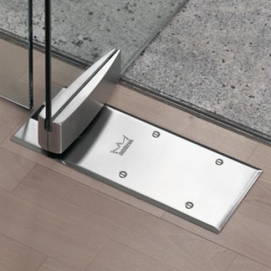 Système de verrouillage en métal pour porte, fixé au sol.
