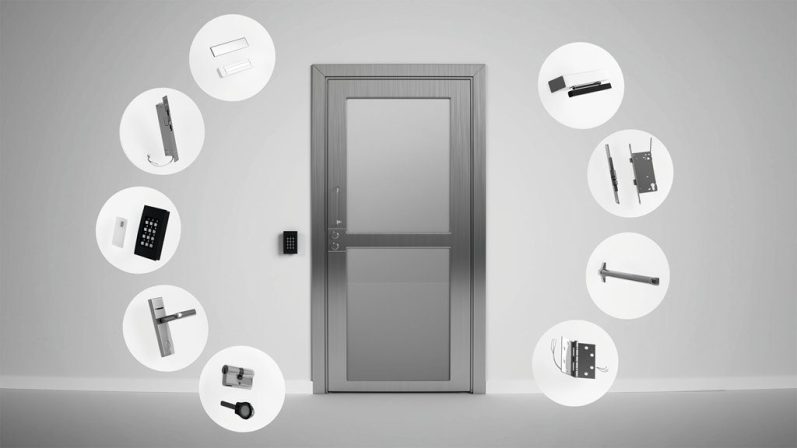 Porte moderne entourée d'outils de bricolage et d'accessoires de sécurité.