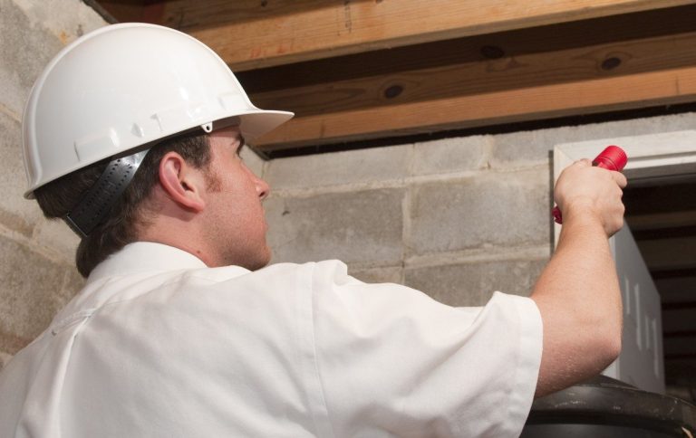 Homme portant un casque,  contrôle une porte