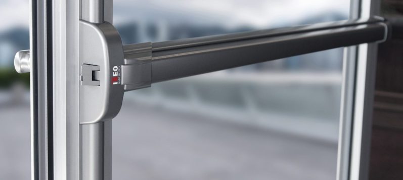 Barre antipanique Poignée de porte moderne avec un cadre en métal