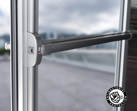 Poignée de porte moderne en métal avec design épuré sur fond de paysage urbain.