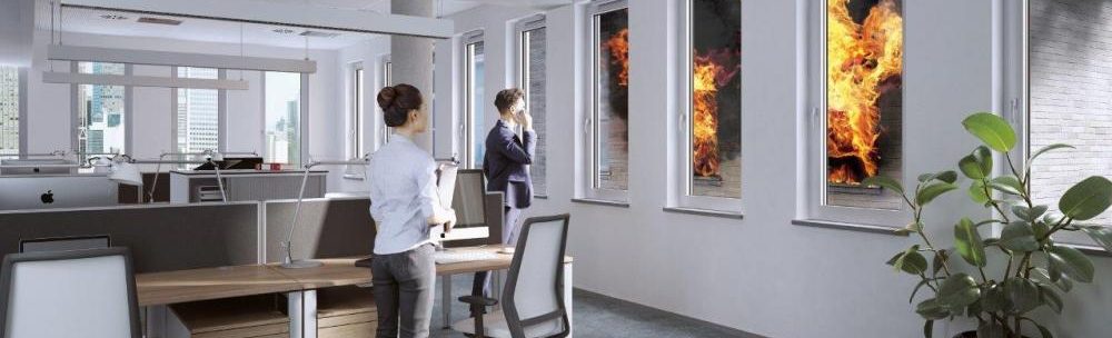 Deux personnes dans un bureau regardent des flammes à travers des fenêtres.