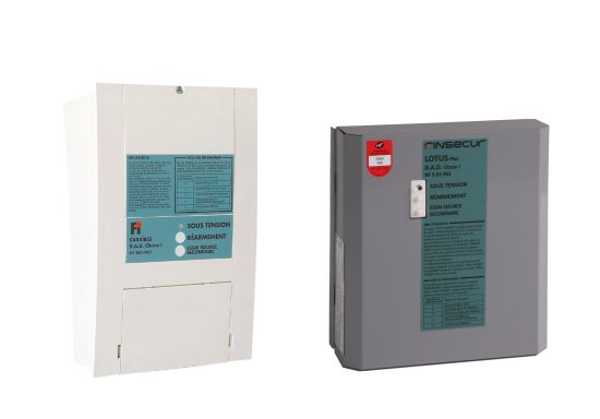 Deux panneaux de contrôle électrique, l'un blanc et l'autre gris, avec des étiquettes d'instructions.