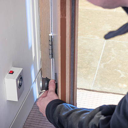 Installation d'une ventouse électromagnétique avec une contre plaque 
